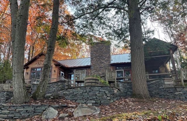 Lakefront Retreat 20 minutes from Middlebury