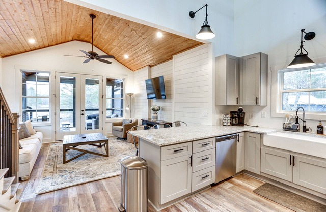 Lakefront Retreat at Waters Edge w/Fire Pit!