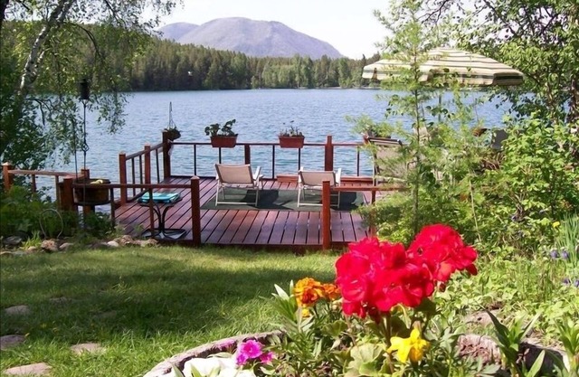 Malerische Seepromenade am Glacier Park