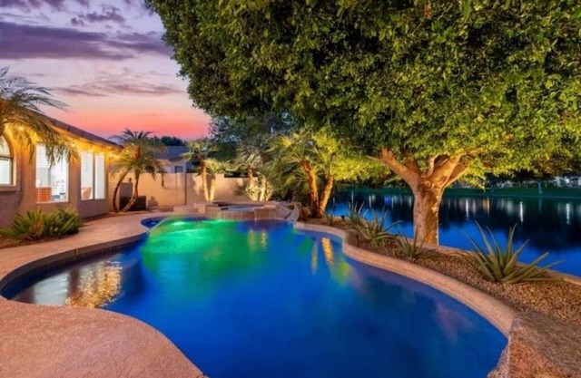 Lakefront Retreat - FREE Heated Pool, Spa, Kayak, Paddleboat, FIRE PIT, Fishing