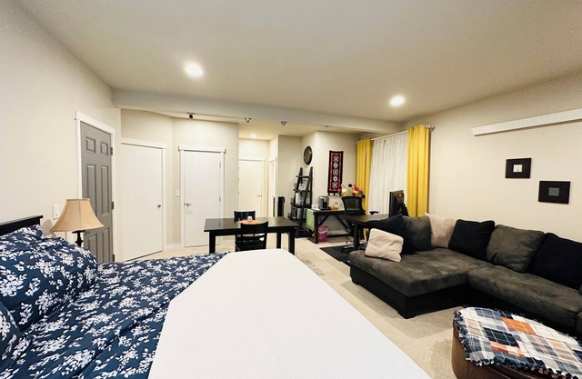 Lakefront retreat guest suite