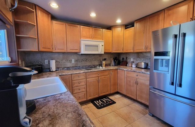 Lakefront retreat, hot tub, beach, pontoon, treehouse, 2 min walk to restaurants