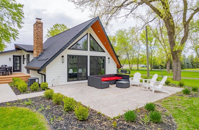 Lakefront Retreat on Little Lake Butte Des Morts!