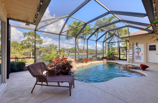 Lakefront Retreat, full refund*, heated pool, sleeps 6