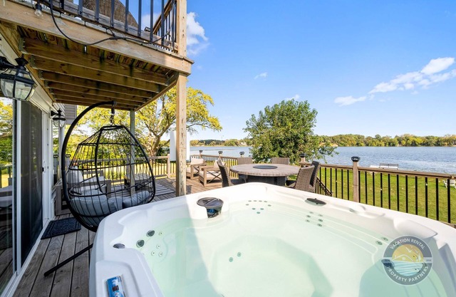 Lakefront Family Retreat Hot Tub, Dock