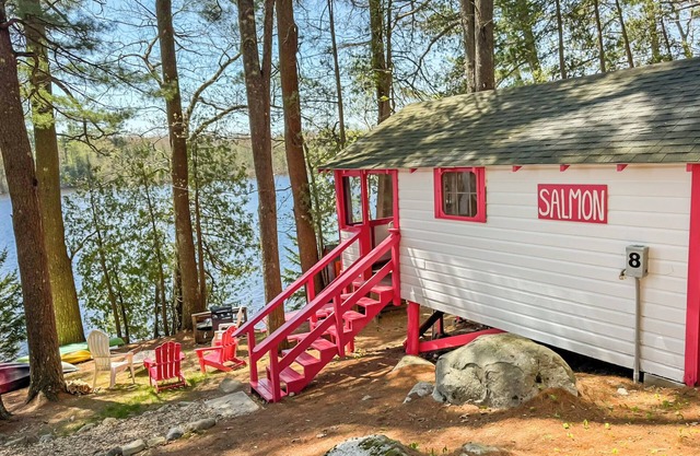 Lakefront Salmon Tiny Cabin @ Getogether Stays