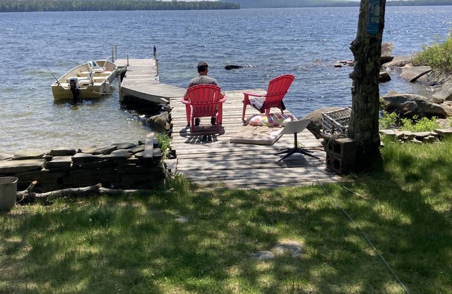 Lakefront, sandy cove, feet from water, <1hr from Acadia Nat'l Park, Bar Harbor