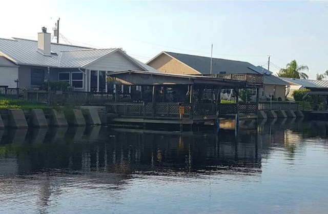 Lakefront/ scenic views/ boating/ Wildlife/ Gators/ fishing fun!