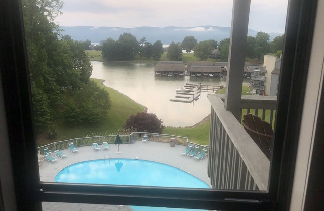 Lakefront SML penthouse with stunning mountain-lake views, pools, beach, + more!