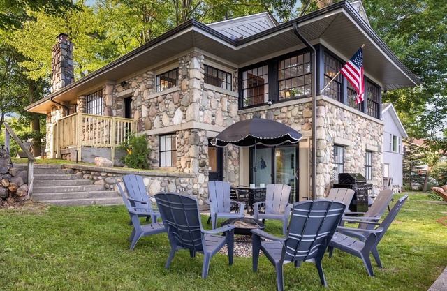 Storybook cottage Hot Tub Fireplace 4 bd 2 bath.