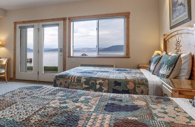 Lakefront Studio with views!
