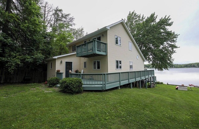 Lakefront Sunrise Cottage on Galway Lake