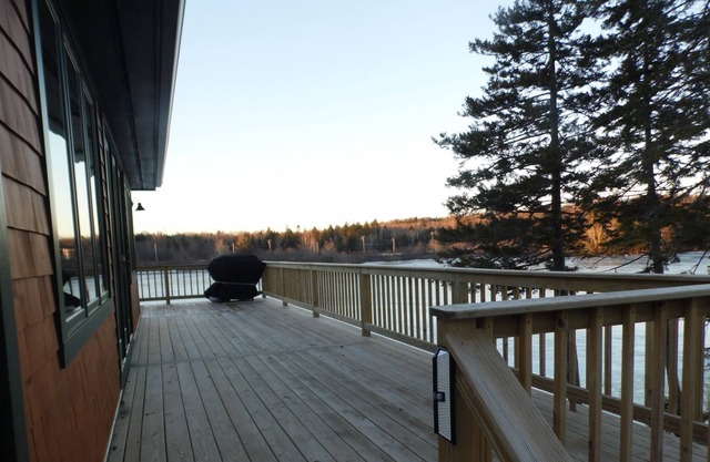 Lakefront sunset cottage