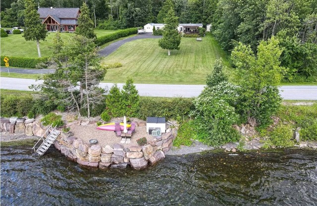Lakefront Sunset Loon Rock Cottage, private beach, 2-bedroom WiFi free parking
