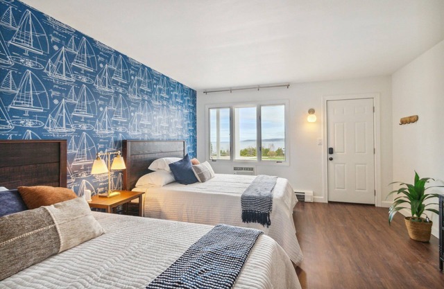 Lakefront Sunset View Double Queen Suite