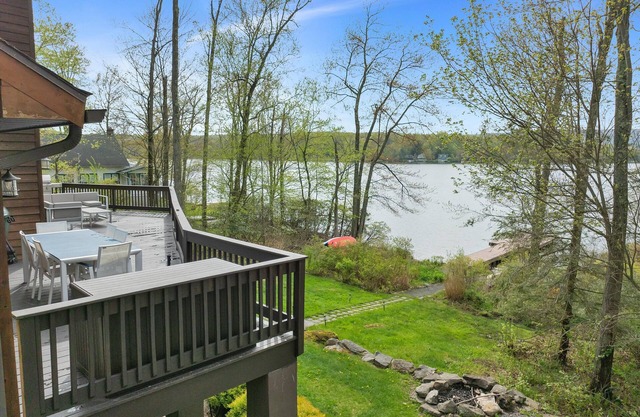 Lakefront Sunsets, Hot Tub, Pool Table, Wet Bar, Kayaks, Canoe, Fire Pit, 2 King Beds, 75" TV