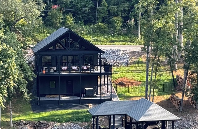 LAKEFRONT - TN Stud Cottage, Adjacent TN Mare Cottage
