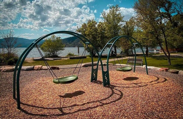 Lakefront Top Floor Suite w/resort amenities