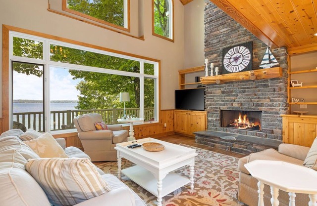 Lakefront Torch Lake Home - Cottage Atmosphere / Over 4K Sq Ft