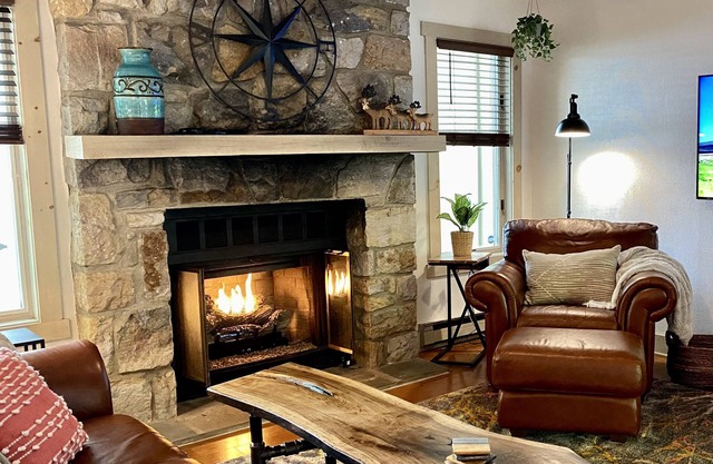 Lakefront townhouse with club beach and pool