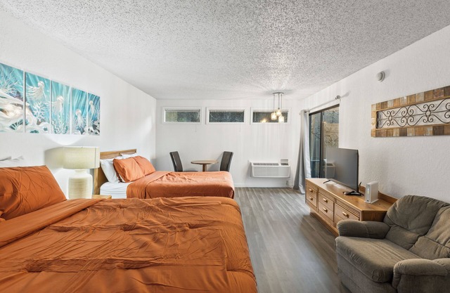 Lakefront Treat - Private Suite, TV, Dining