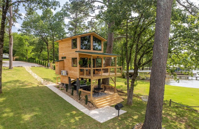 Lakefront Treehouse, private island on Lake Hamilton with hot tub & boat dock!