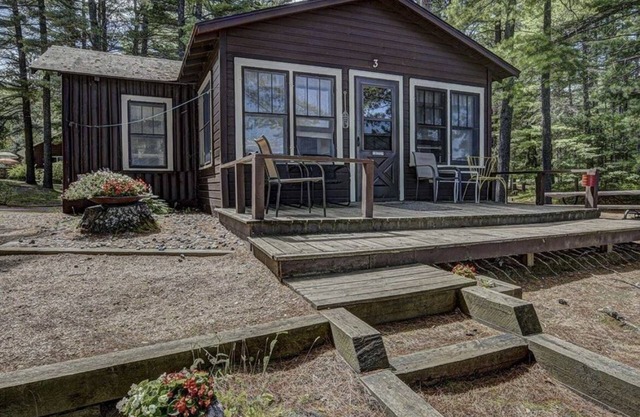 Lakefront two Bedroom Cabin With Private Dock