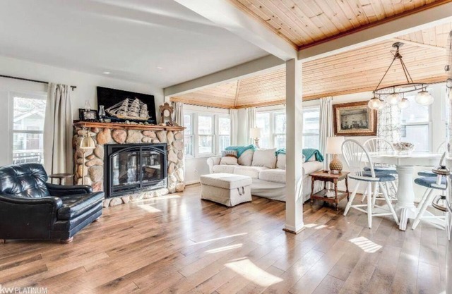 Lakefront Shorewood Cottage with room to make amazing family memories.