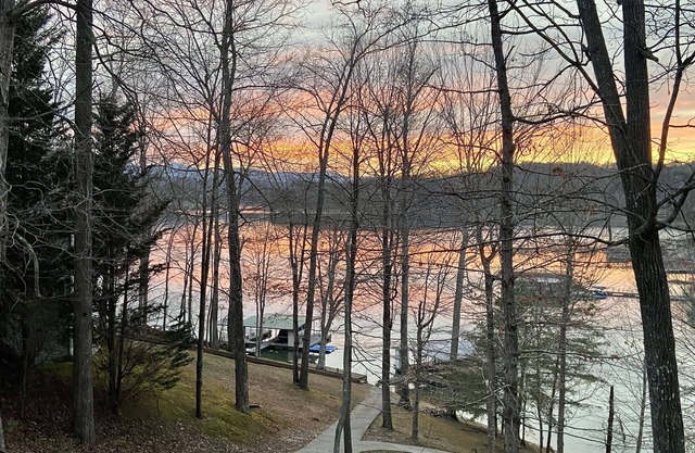 Lakefront Vacation Home, Covered Dock, Located in Big Creek