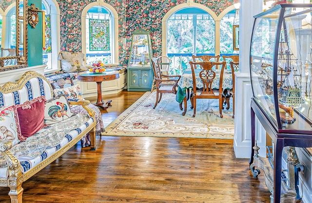 Lakefront Victorian House for Time Travelers & Event