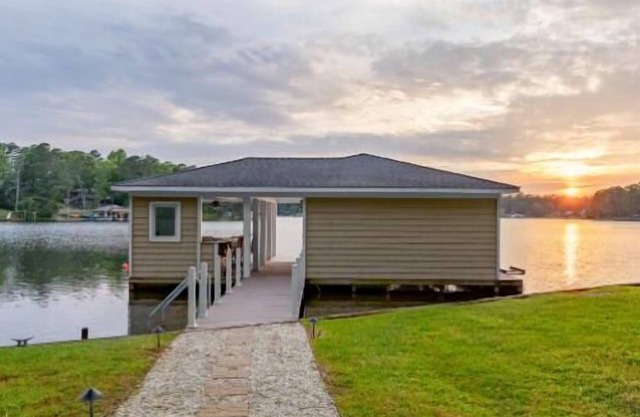 Lakefront View, 5BR, PET-Friendly, Firepit, Dock, Games, Up to 14