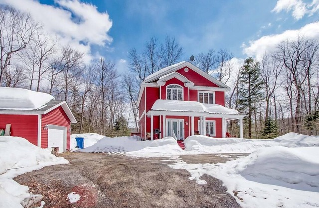 Lakefront Villa 5 minutes from Mont Cascades Ski Resort and Waterpark