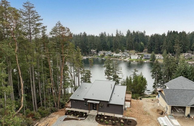 Lakefront w/dock 4-bedtoom modern house on delightful Anderson Island
