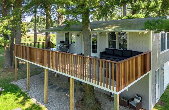 Lakefront w Dock, Pet Friendly, Spacious Yard