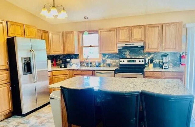 LAKEFRONT w/ HOT TUB/ GAME ROOM/ FIREPIT/ 5 MIN TO SKI/ sleeps 12 / Pet Friendly