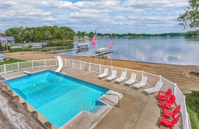 Lakefront W/ Private Beach, Pool, Hot Tub, Golf Simulator, Projector, Bar & more