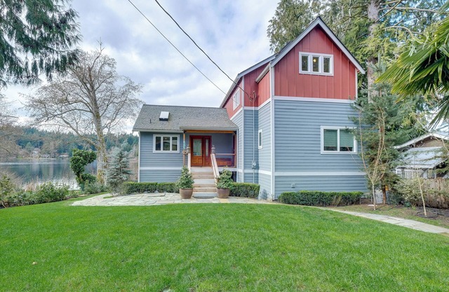 Lakefront Washington Home w/ Grill, Dock & Kayaks!