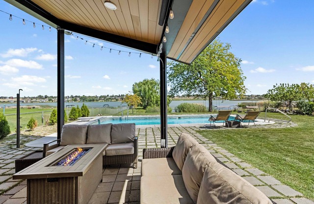 Lakefront Washington Home w/ Private Pool & Sauna