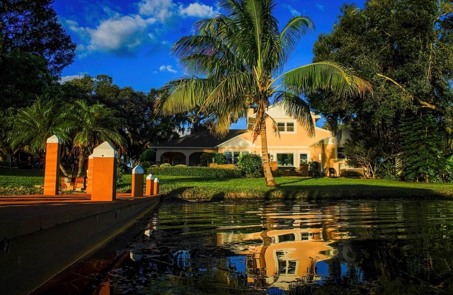 Lakefront Winter Haven Retreat: Hot Tub & Patio!