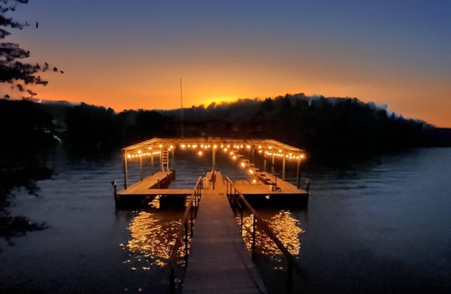 Lakefront with 2-Tier Dock & Jet Ski Dock, Boat Lift, Pool Table, Kayaks, Tubes