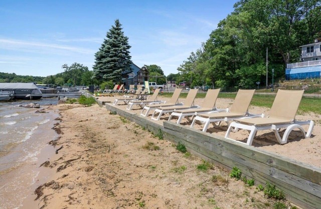 Lakefront with private balcony and beach access