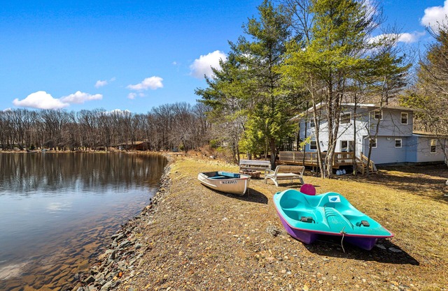 Lakefront with boat dock, Game room, kayak and fishing, close to Kalahari
