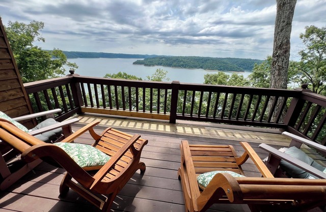 Lakefront with Incredible Views!