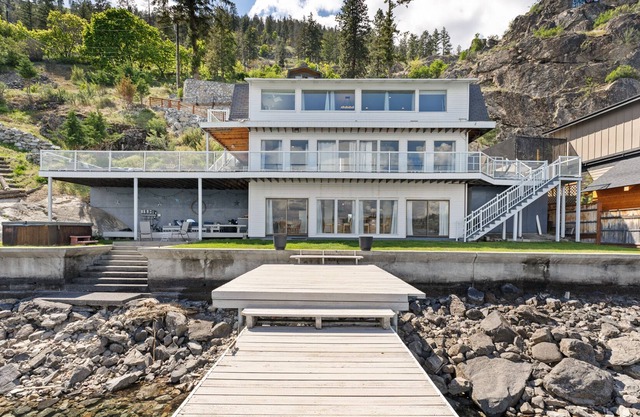 Lakefront w / drei Ebenen, Whirlpool, Dock und eine tolle Aussicht - Hunde OK!