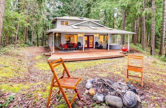 Lakefront Yelm Home: Lake Views + Pet Friendly!