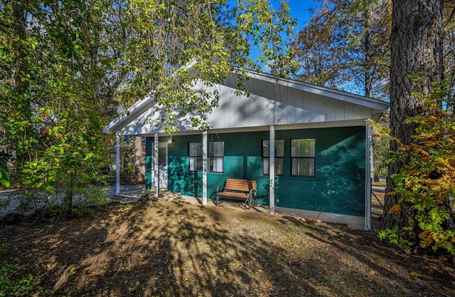 Lakehead Bungalow + full RV hookups at Lake Shasta