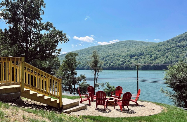 Lakehouse Boat Dock, Kayaks, Fire-Pit, Pool Table, Air Hockey, Hammock, King Bed