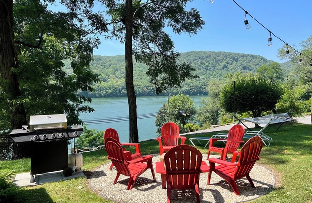 Lakehouse, Boat Dock, Kayaks, Fire-Pit, King Bed, 1 Hour & 15 Min from NYC etc!