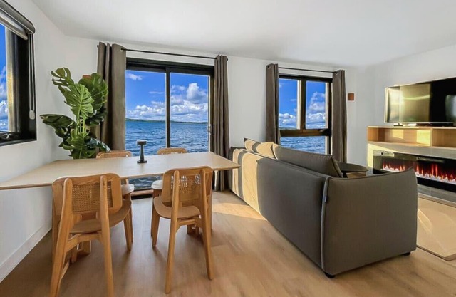 Lakehouse Cabin on Water Front
