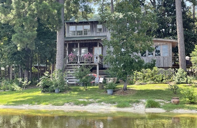 Lakehouse get-a-way at Goss Reservoir.